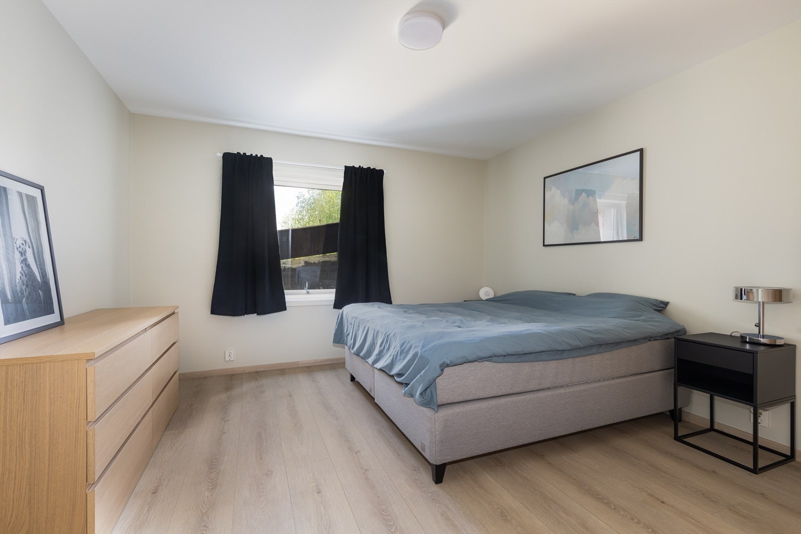 Leiligheten har tre behagelige soverom, hvorav et ligger i enden av gangen og de to andre like innenfor stuen. Galleribilde