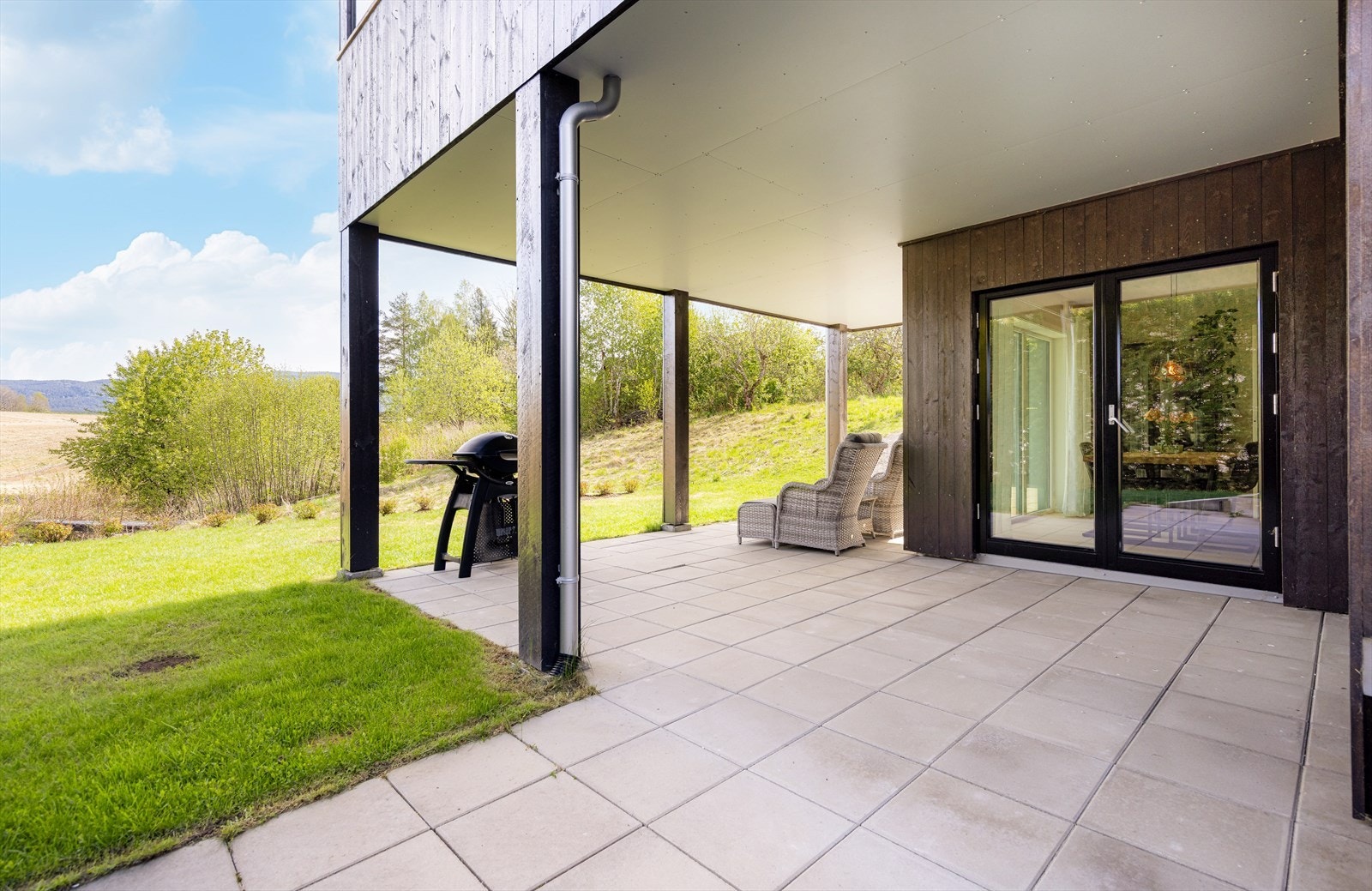 Steinlagt uteplass hvor det er god plass til utemøblement. Galleribilde