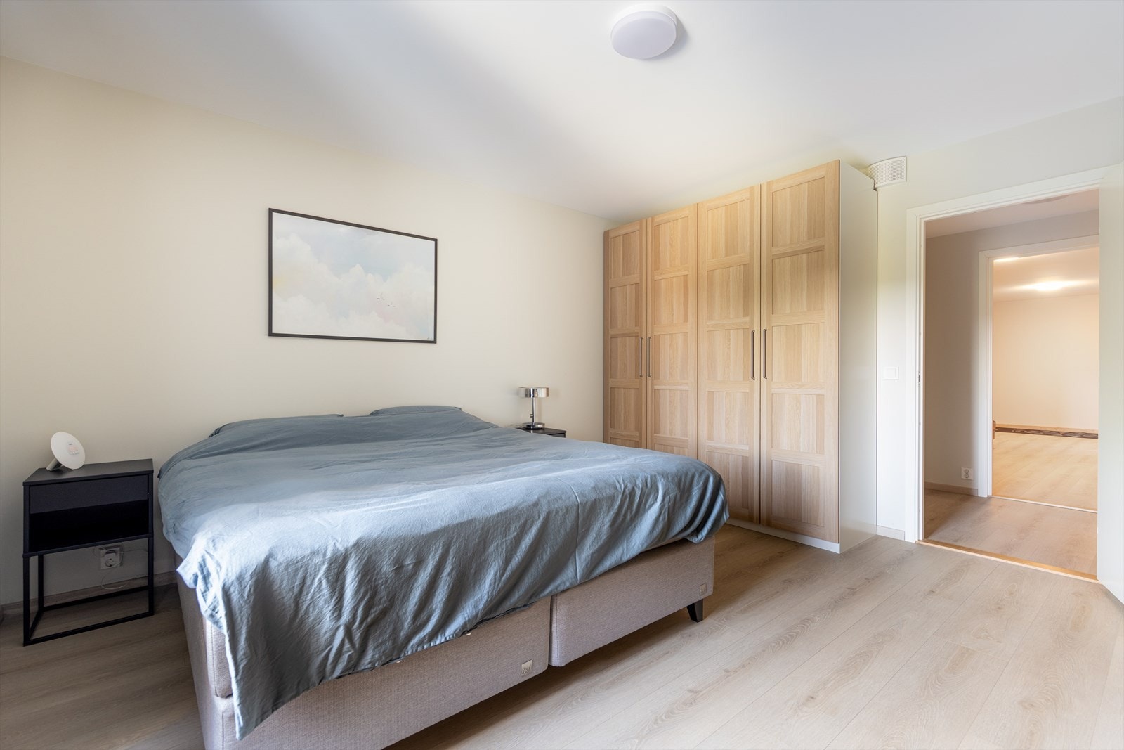 Det største soverommet er utstyrt med et romslig garderobeskap. Galleribilde