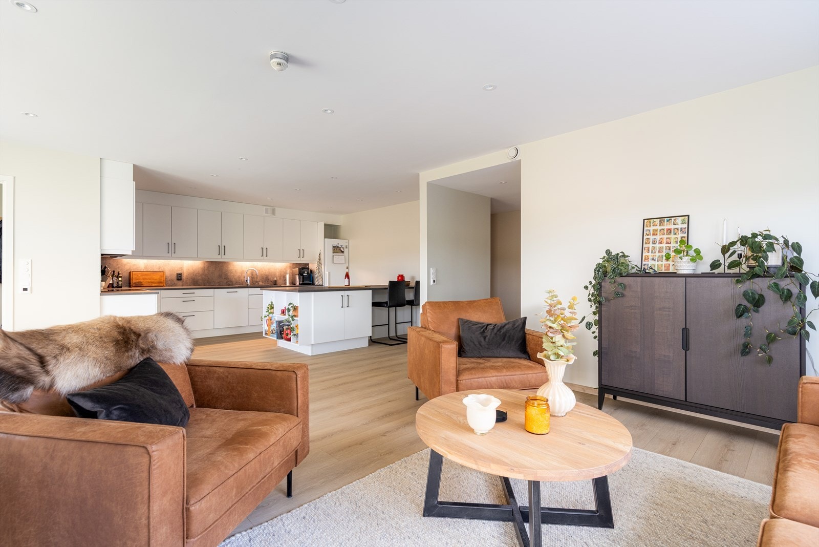 Stuen er av svært god størrelse hvor det er fin plass til både spisestue og sofagruppe i naturlige soner. Praktisk og sosial, åpen løsning til kjøkken. Galleribilde