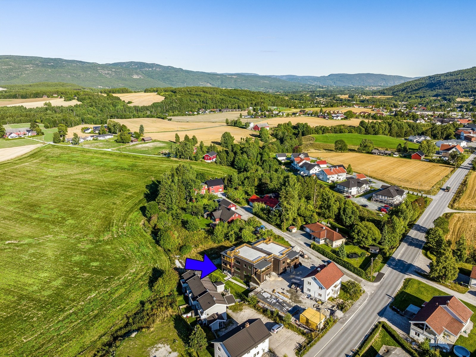 Bo vakkert og lettstelt til i fredelige omgivelser på Langkåshaugen i Bø. Boligen ligger tilbaketrukket til i leilighetsbygget med en romslig uteplass i front av leiligheten. Galleribilde
