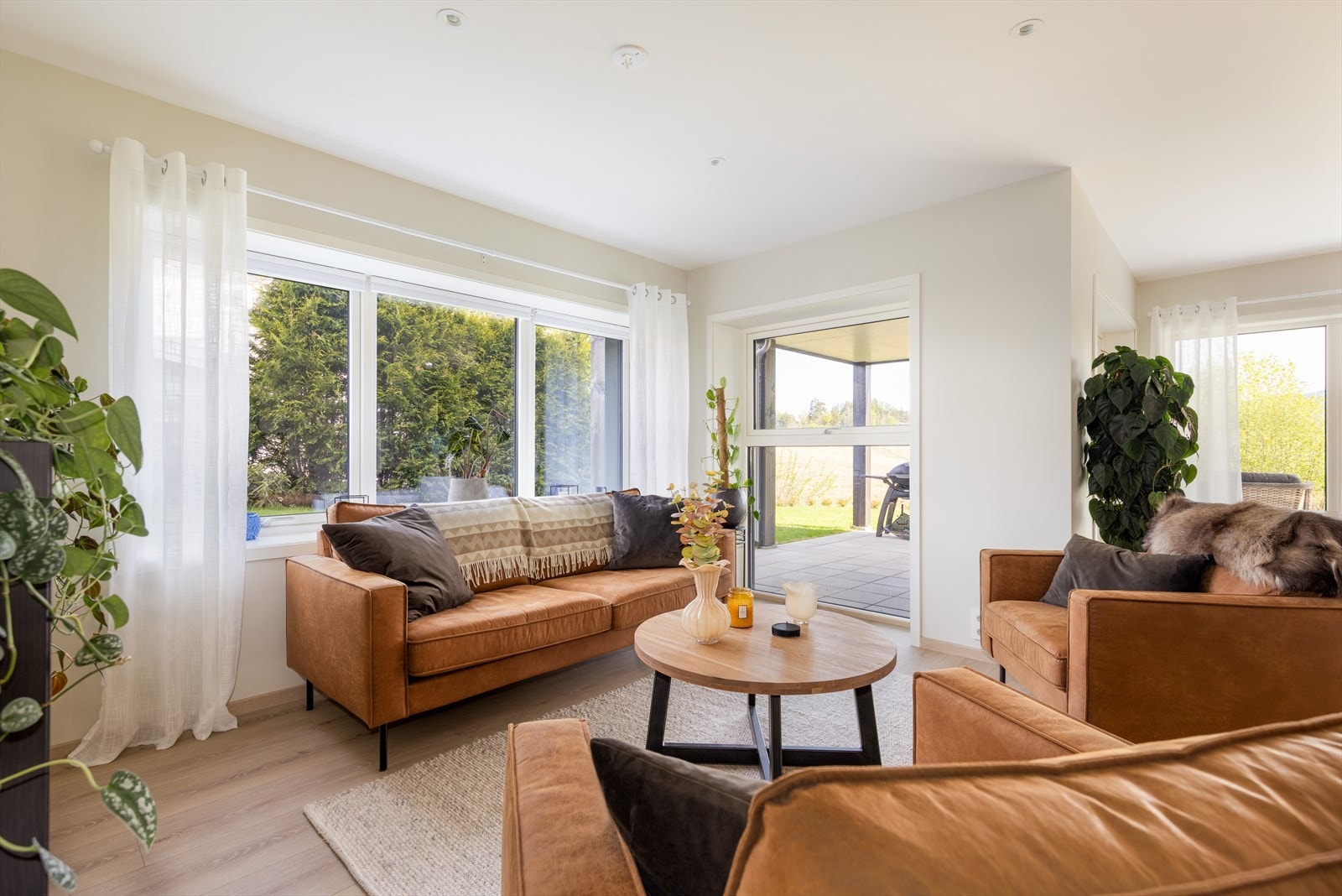 Innvendig har boligen hovedsakelig pen parkett på gulvflater, og slette vegger og himlinger i lyse farger. Galleribilde