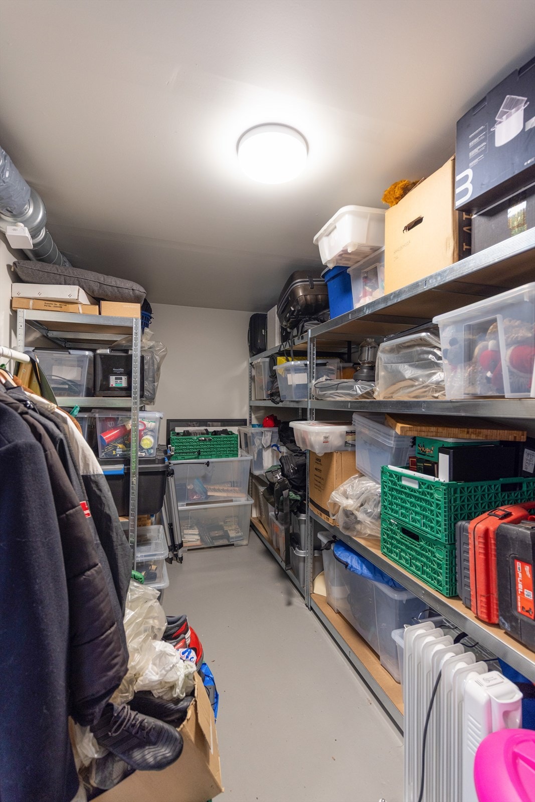 God lagringsplass i hyller i bod. Galleribilde