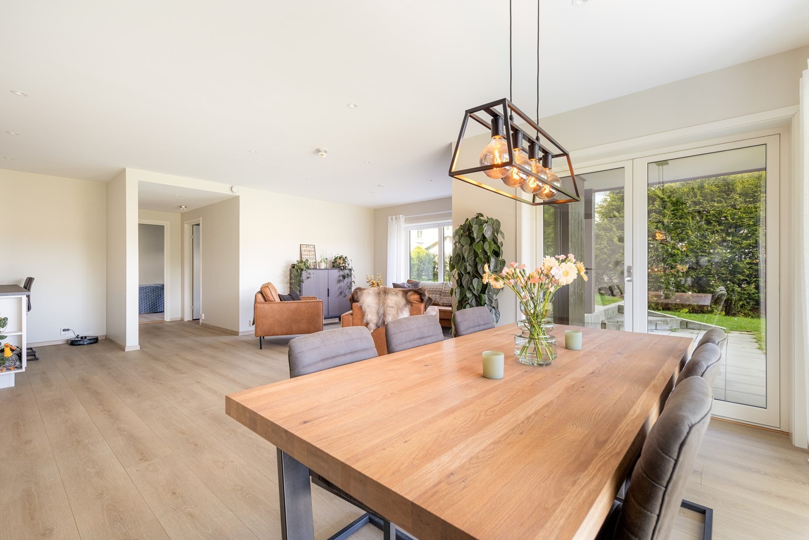 Overflater, innredning og utstyr er i lyse fargetoner i tillegg til at de fleste rom har store vindusflater, som øker romfølelsen ytterligere. Galleribilde