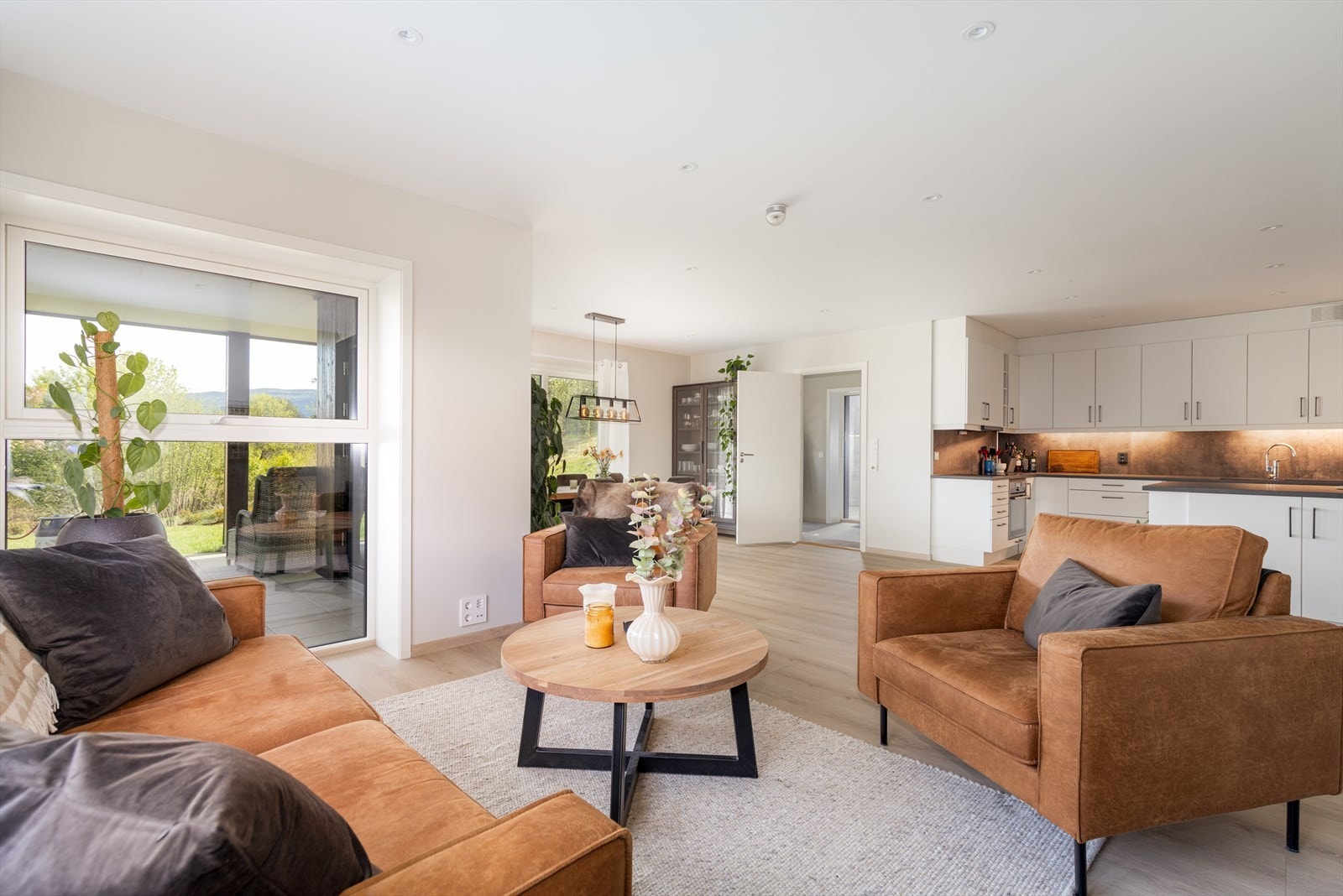 EiendomsMegler 1 v/Halvor Østerli presenterer Ryggvegen 4A!
En sjeldent stor leilighet i moderne og gjennomført utførelse oppført i ca. 2023! Galleribilde