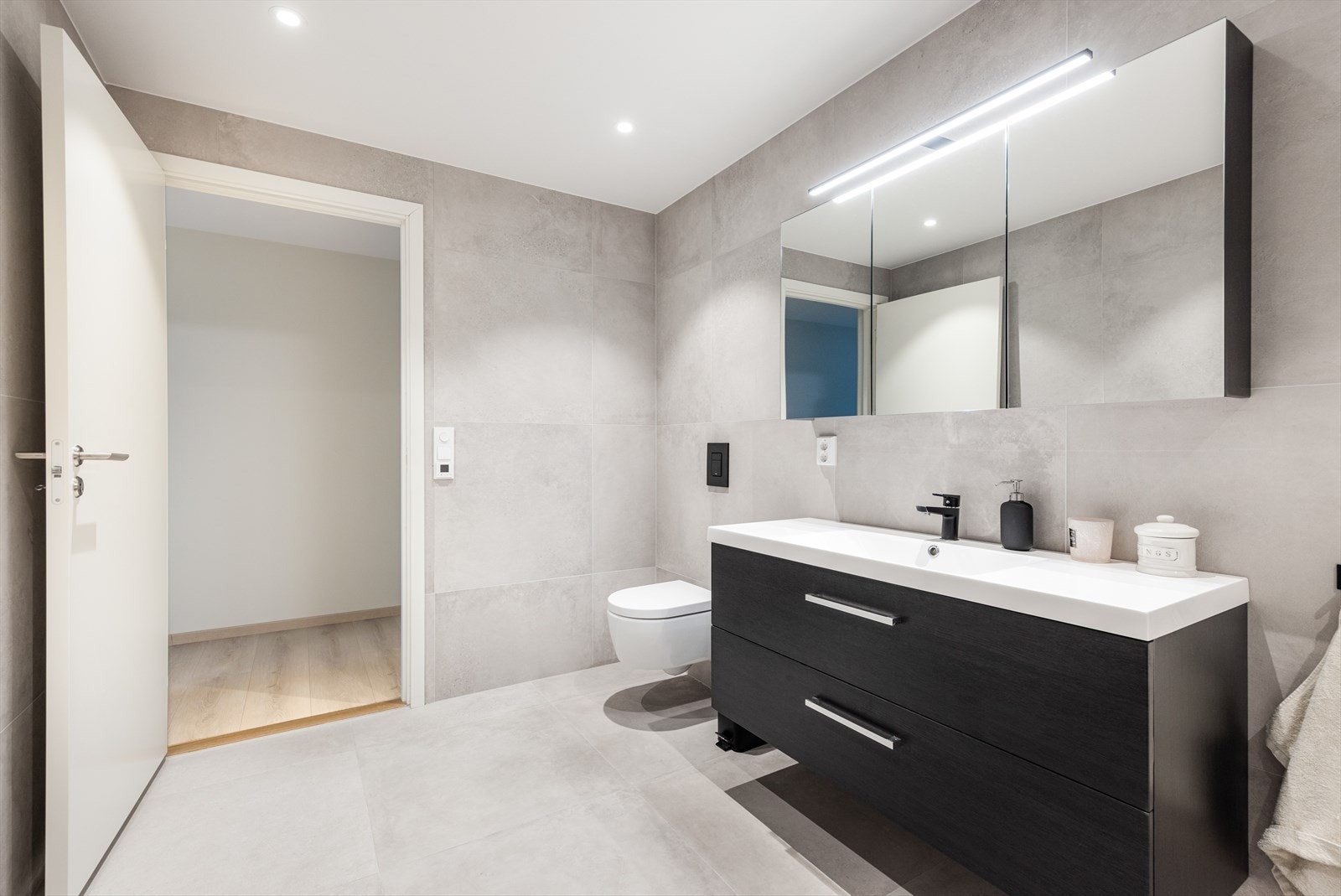 I himling er det integrerte downlights som gir god belysning. Romslig baderomsmøblement, speilskap og veggmontert toalett. Galleribilde