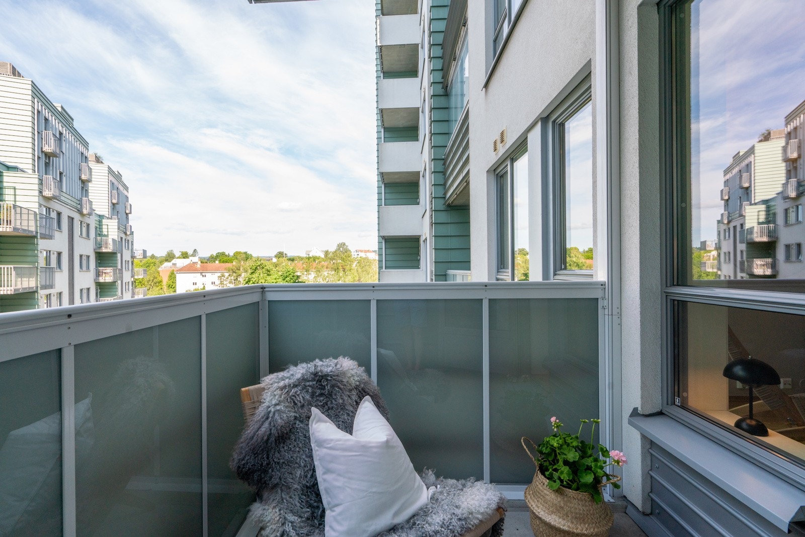 Balkongen er overbygget og har plass til en sittegruppe - et hyggelig sted å nyte solen på varme dager. Galleribilde