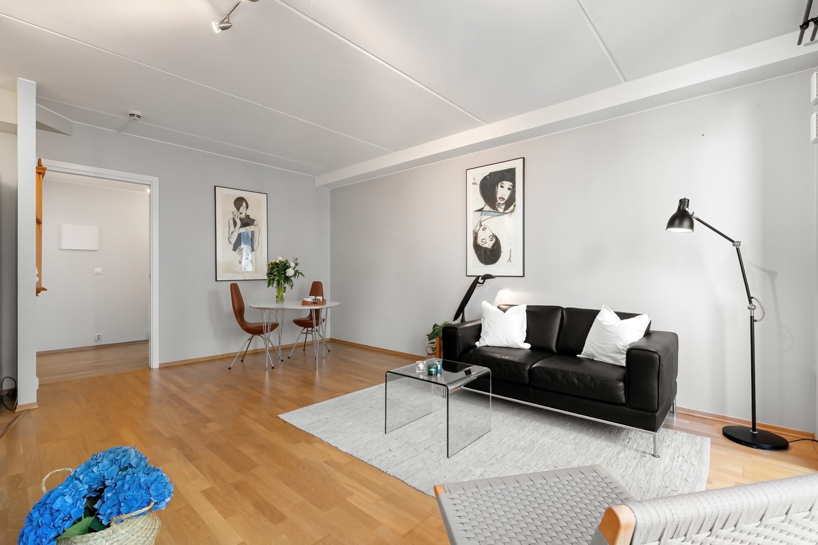 Tidligere eier opplyser at det er svært god lydisolering uten sjenerende støy fra verken Sørkedalsveien eller naboer. Galleribilde