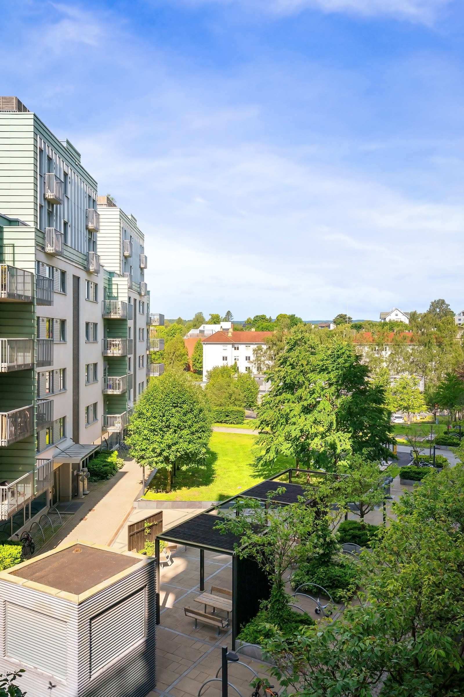 Balkongen vender mot indre bakgård og har utsyn til grønne fellesarealer. Galleribilde