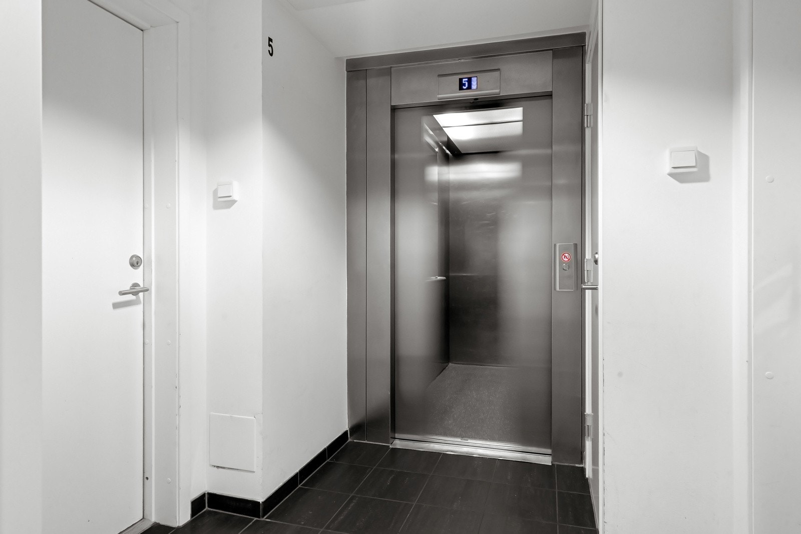 Boligen ligger i byggets femte etasje og har heisadkomst. Galleribilde