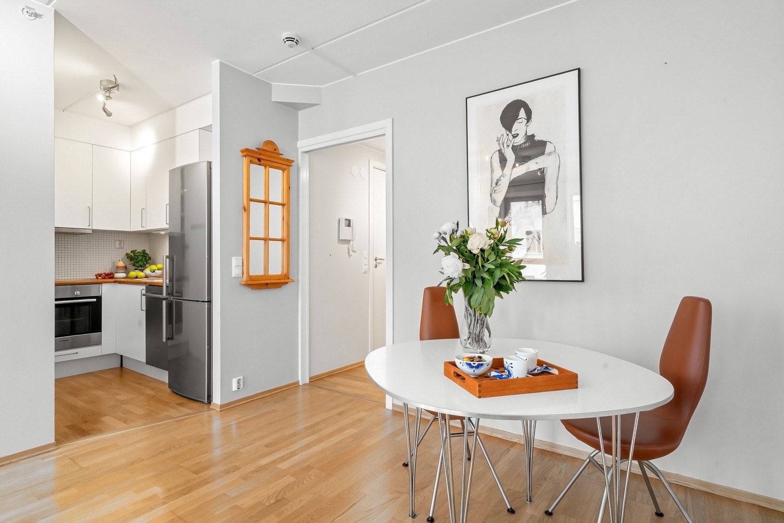 Planløsningen gir godt med plass til spisebord i tilknytning til kjøkkenet, som ligger i en delvis åpen løsning. Galleribilde