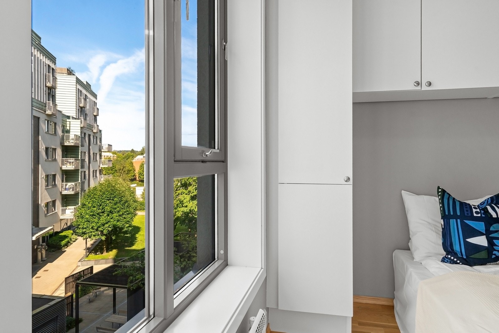 Vinduet vender ut mot rolige omgivelser og vekk fra trafikkstøy. Galleribilde