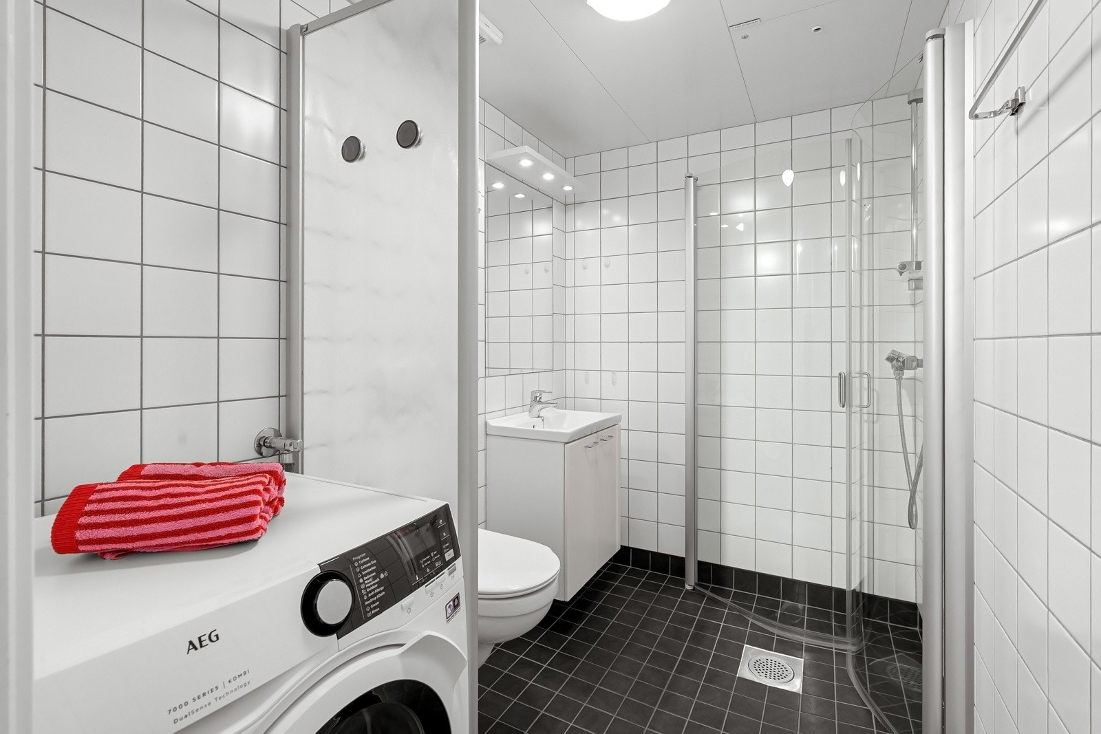 Badet ble pusset opp i 2008 og har flislagte gulv og vegger, samt elektriske varmekabler i gulvet. Galleribilde