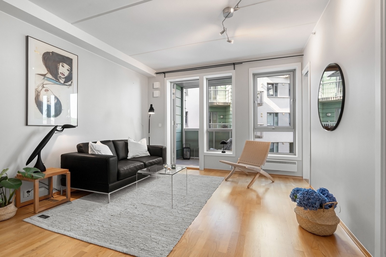 Gulvet har parkett, og veggene er holdt i lyse fargetoner. Galleribilde