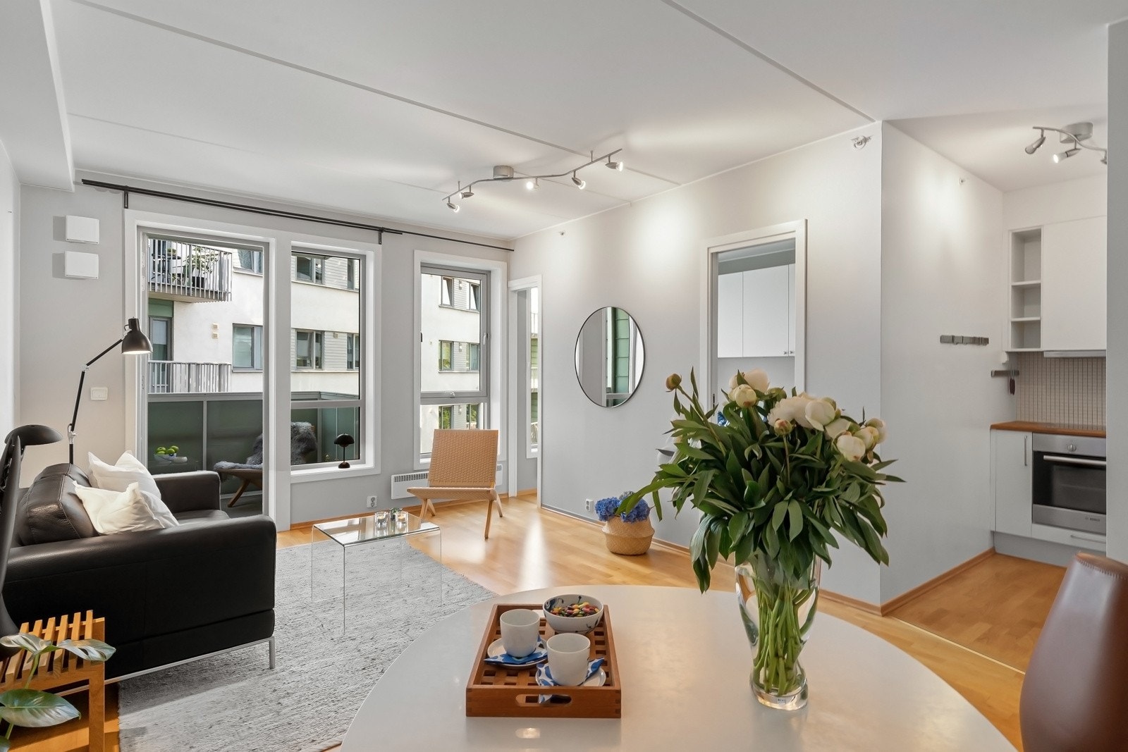 Boligen har en lys og innbydende stue med store vindusflater og god plass til både sofagruppe og spisebord. Galleribilde