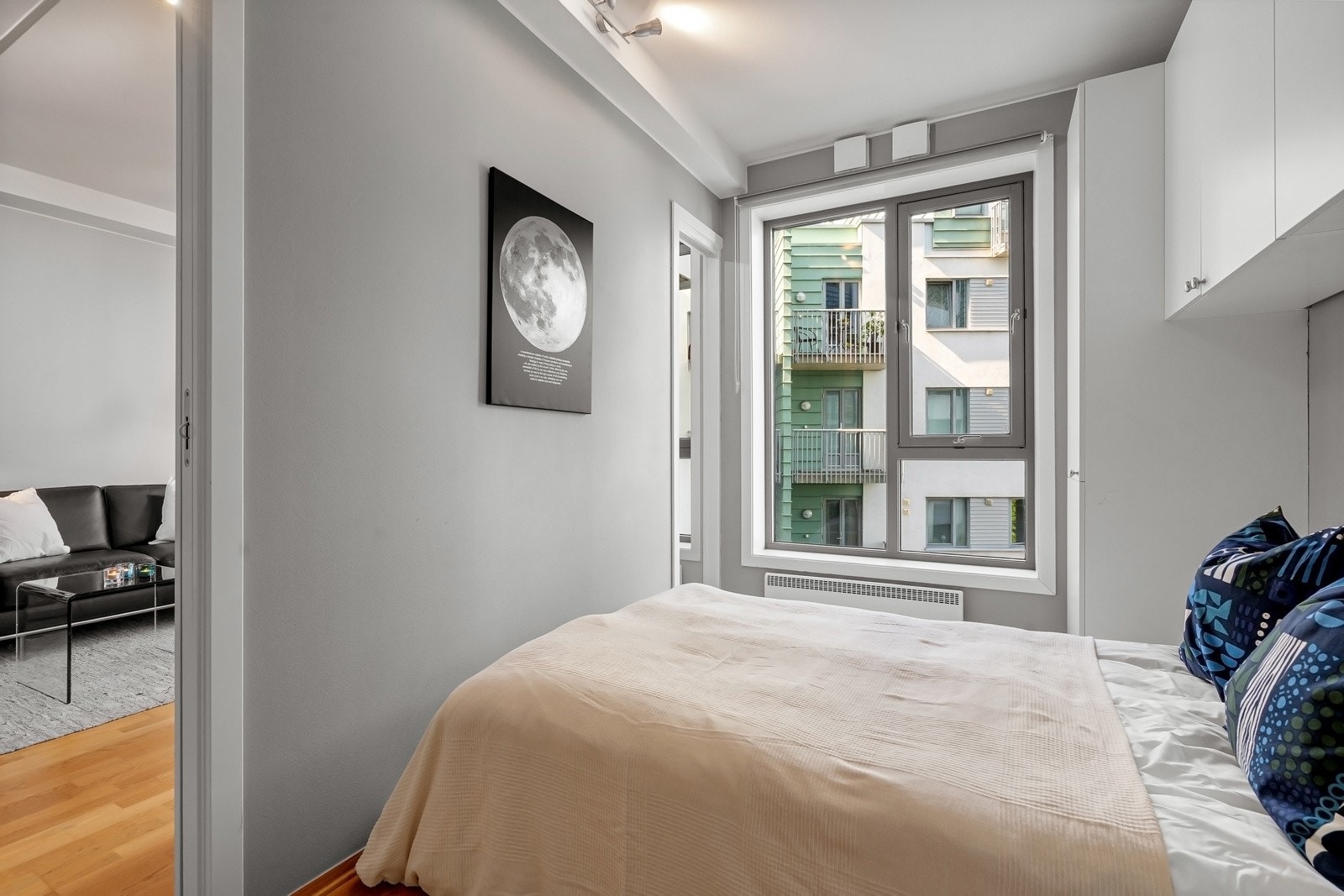 Soverommet er romslig og har plass til dobbeltseng med tilhørende nattbord. Galleribilde