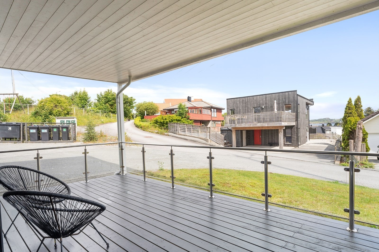 Leiligheten har en stor og overbygd terrasse med god plass til utemøblement Galleribilde
