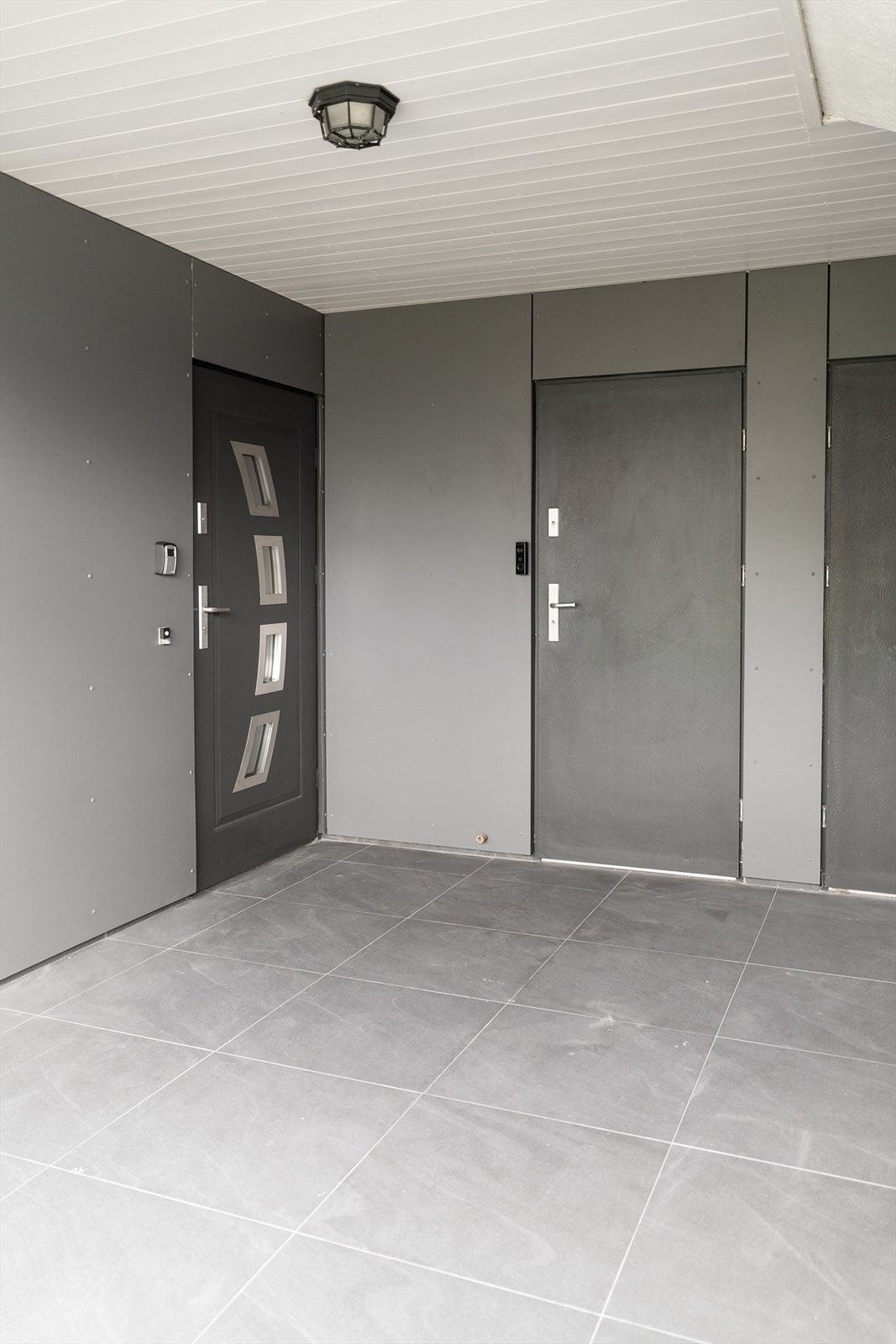 Pent, overbygget inngangsparti med fliser Galleribilde