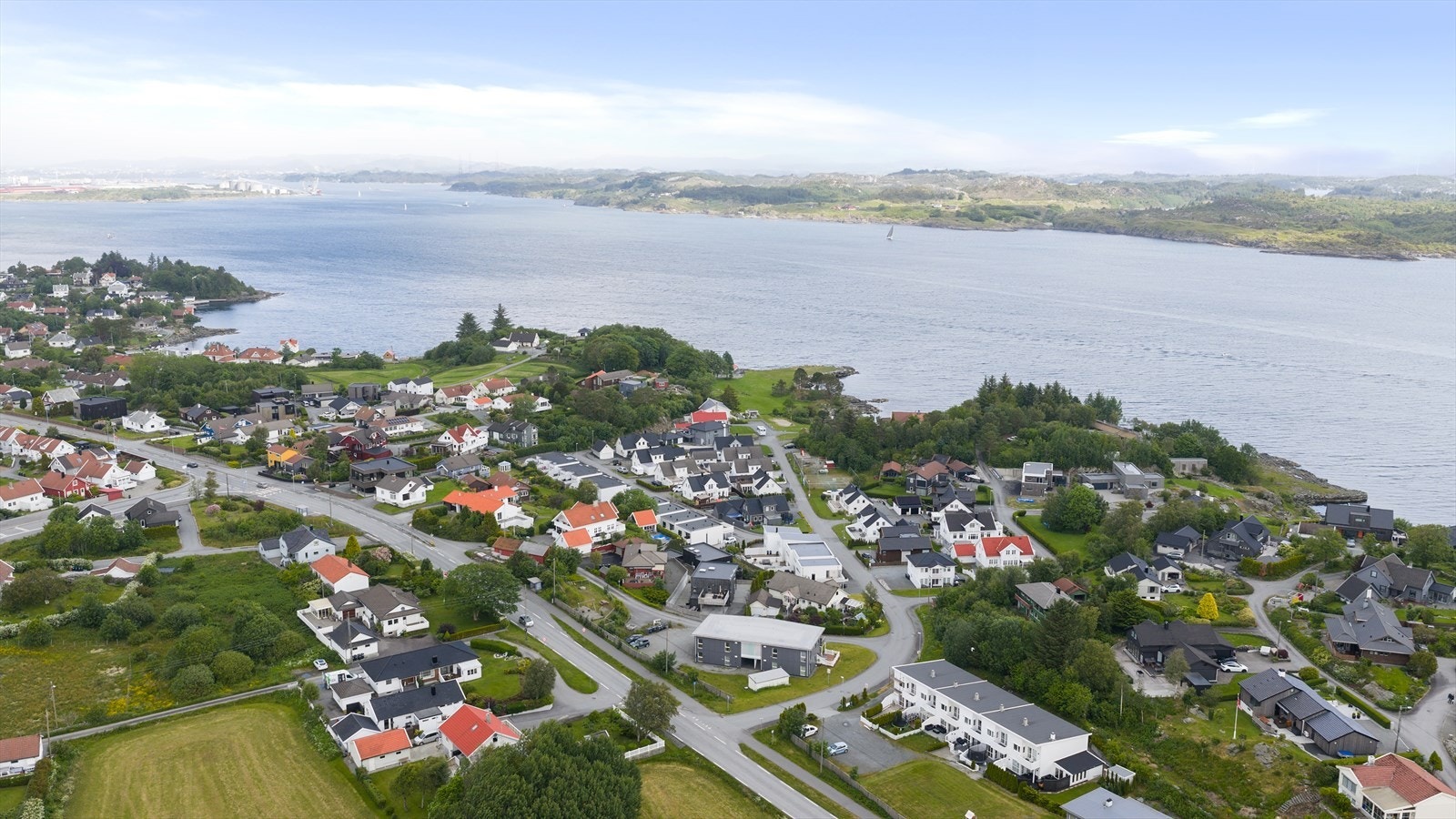 Fra Torvvikvegen 26 er det gangavstand til det meste byen kan tilby som bl.a barnehage(r), barne- og ungdomsskole, flott idrettsanlegg, herlige turområder og sentrum med dens fasiliteter Galleribilde