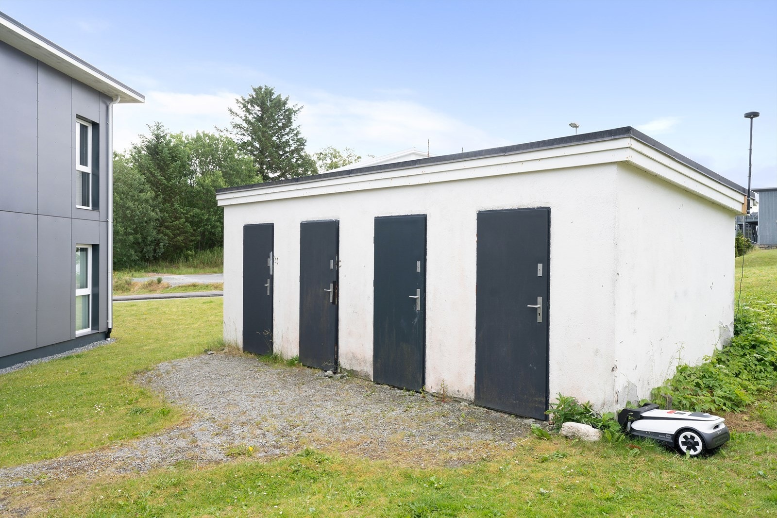 Det er gode oppbevaringsmuligheter i to utvendige boder - en bod i frittstående bygg og en bod ved inngangspartiet Galleribilde