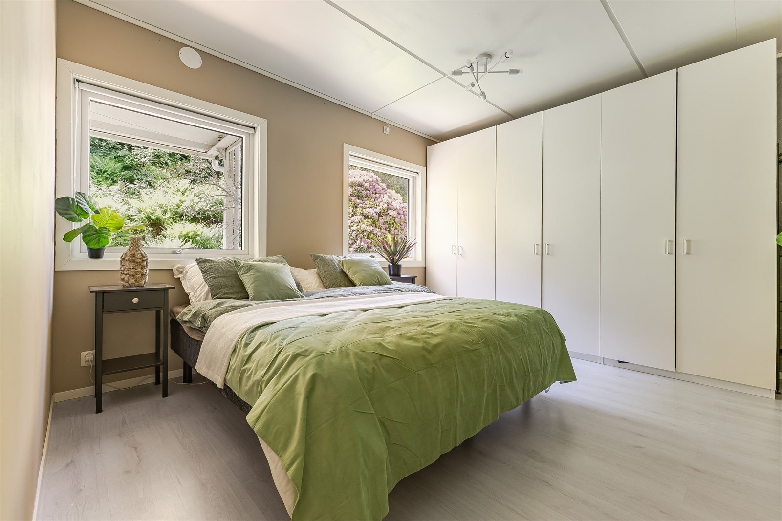 Stort soverom med masse garderobeplass Galleribilde