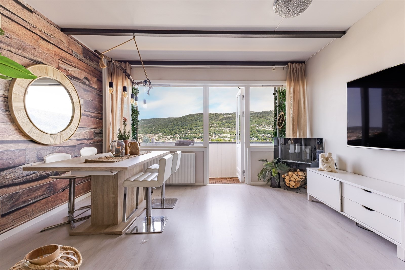 Fra stuen er det utgang til en flott balkong med nydelig utsikt. Galleribilde