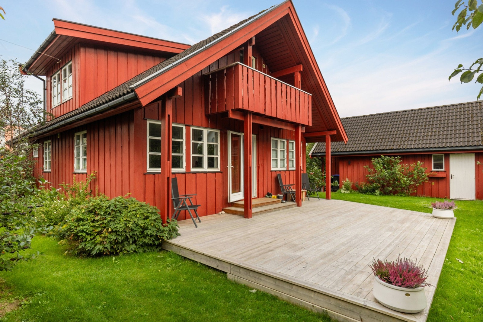 Boligen har et flott uteområde med stor terrasse Galleribilde