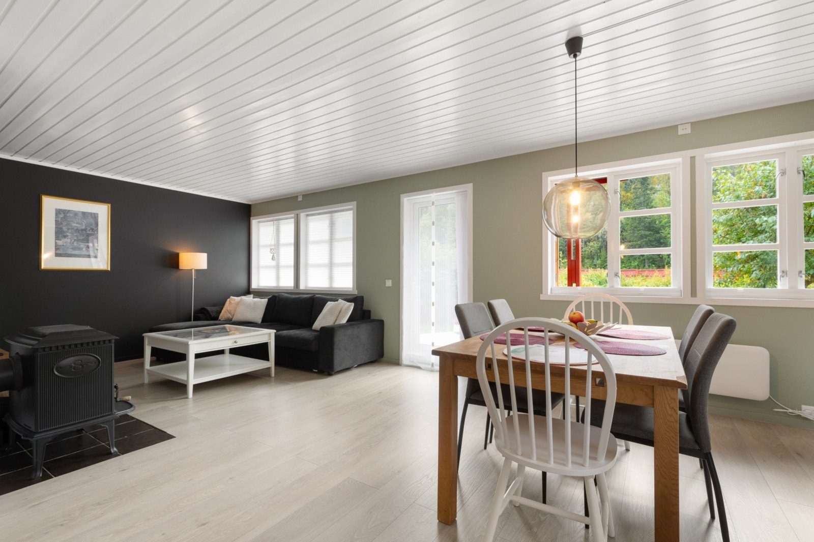 Åpen løsning mellom stue og kjøkken. Fra stuen er det utgang til markterrasse Galleribilde