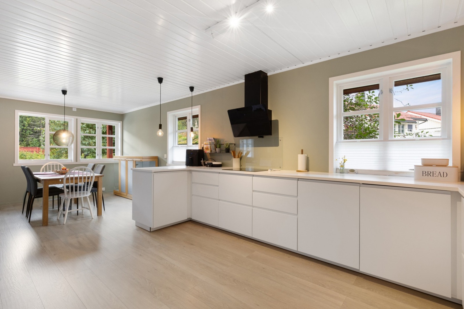 Det tidløse kjøkkenet har laminerte slette fronter og kjøkkenventilator med avtrekk ut via yttervegg Galleribilde