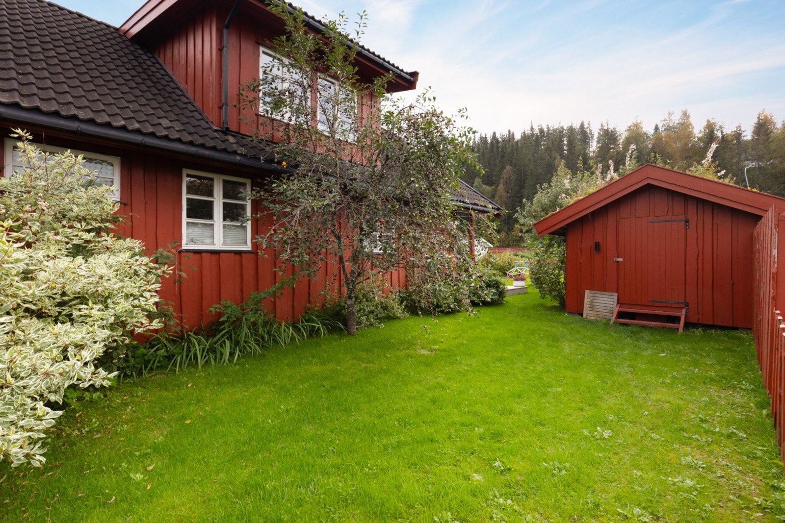 I tillegg har du en utebod med god lagringsplass for hageredskaper Galleribilde