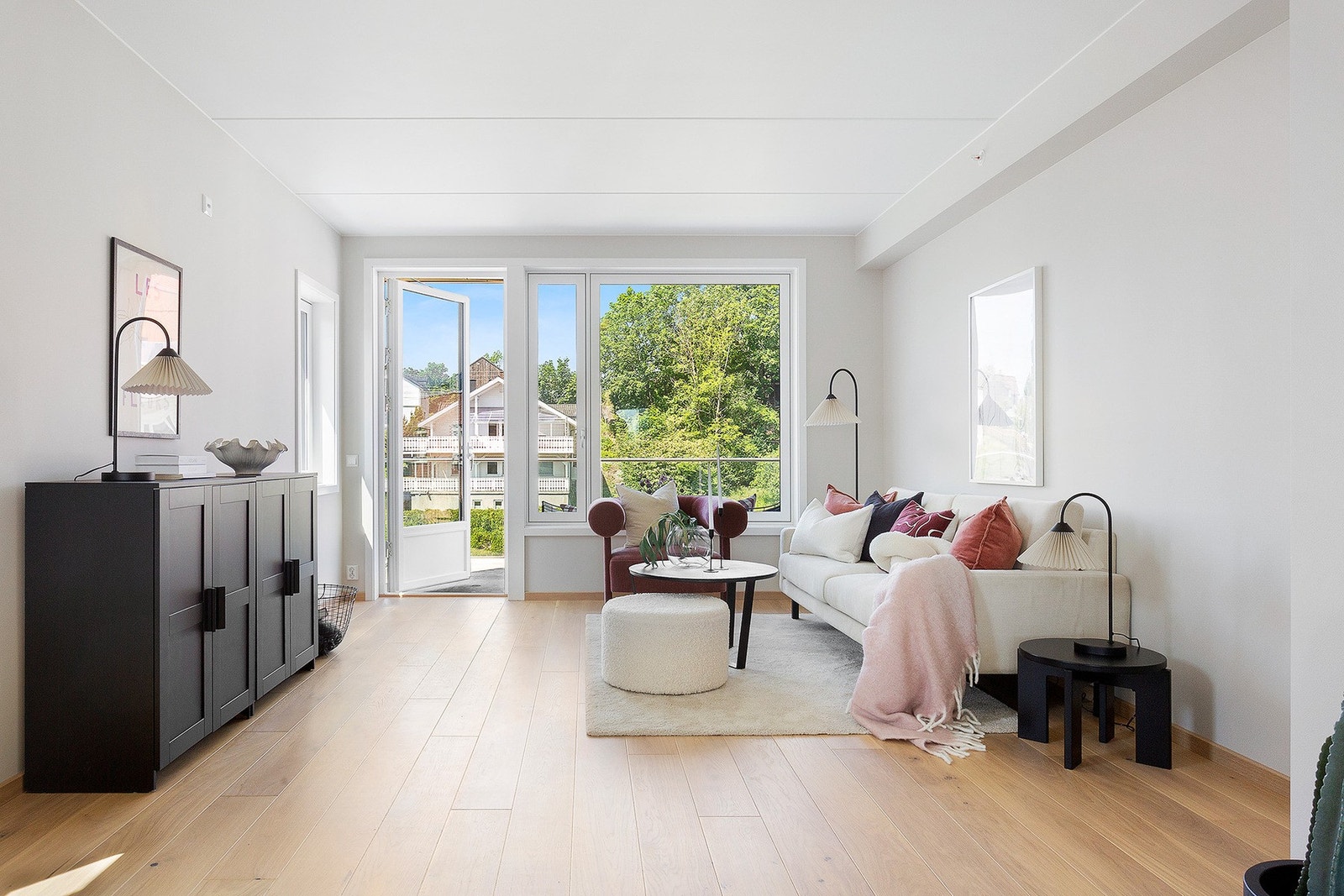 Leilighetens stue har god plass til sofa, TV og annet ønsket møblement Galleribilde