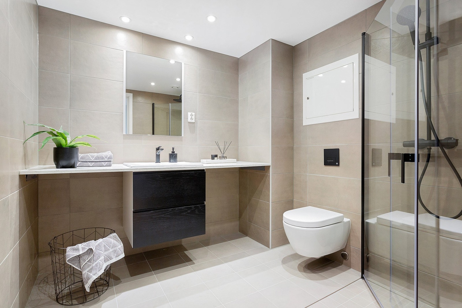 Badet som ligger i tilknytning til soverommet er nytt og moderne med flislagte overflater og har opplegg for vaskemaskin og tørketrommel Galleribilde