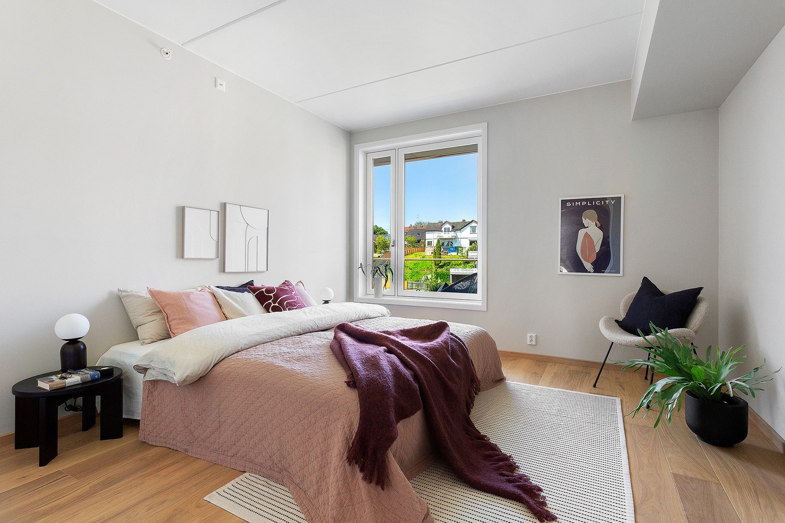 Hovedsoverommet er romslig og har god plass til dobbelseng, nattbord og annen dekor - Soverommet har eget garderoberom og bad Galleribilde