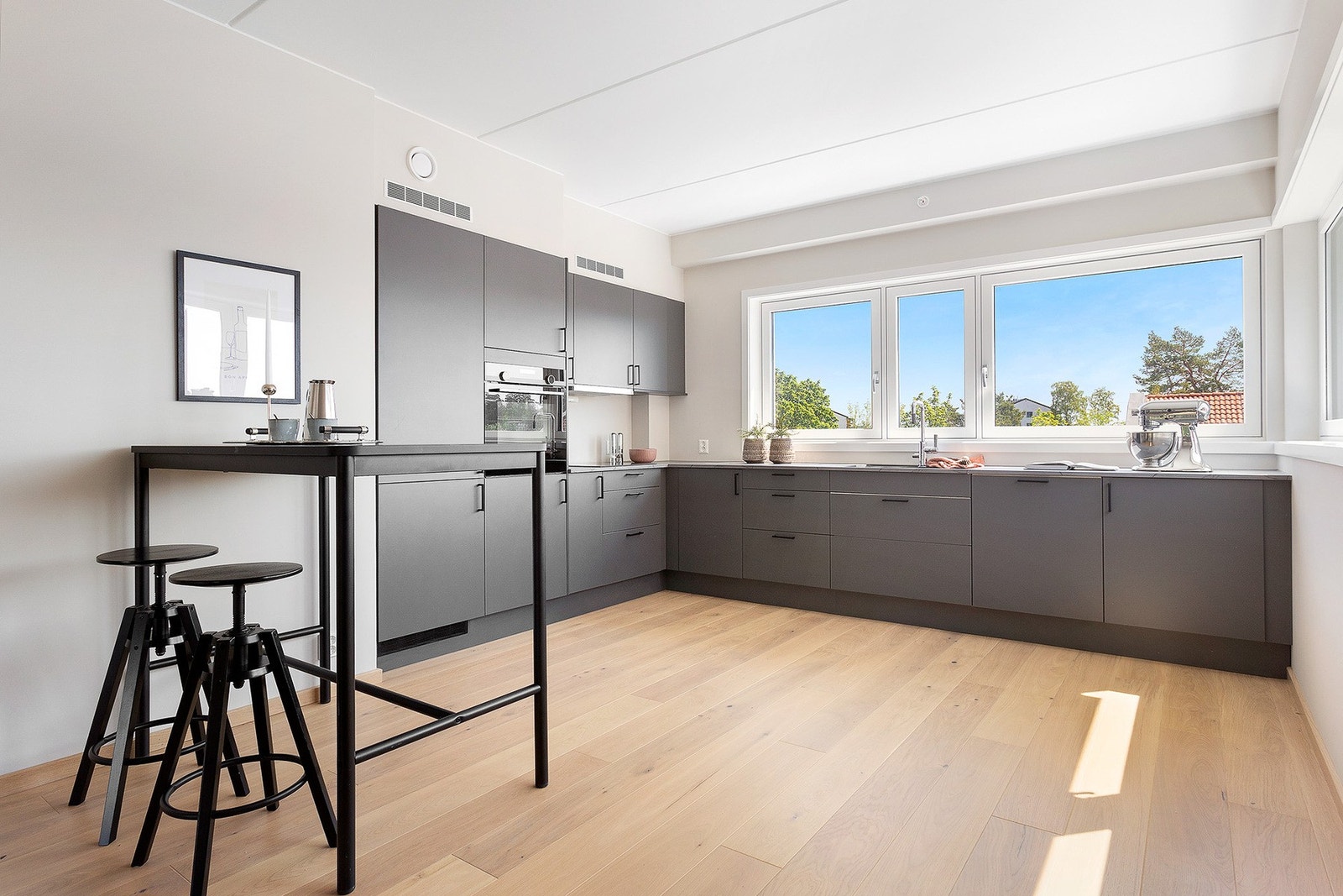 Leiligheten har et stilrent og moderne kjøkken Galleribilde