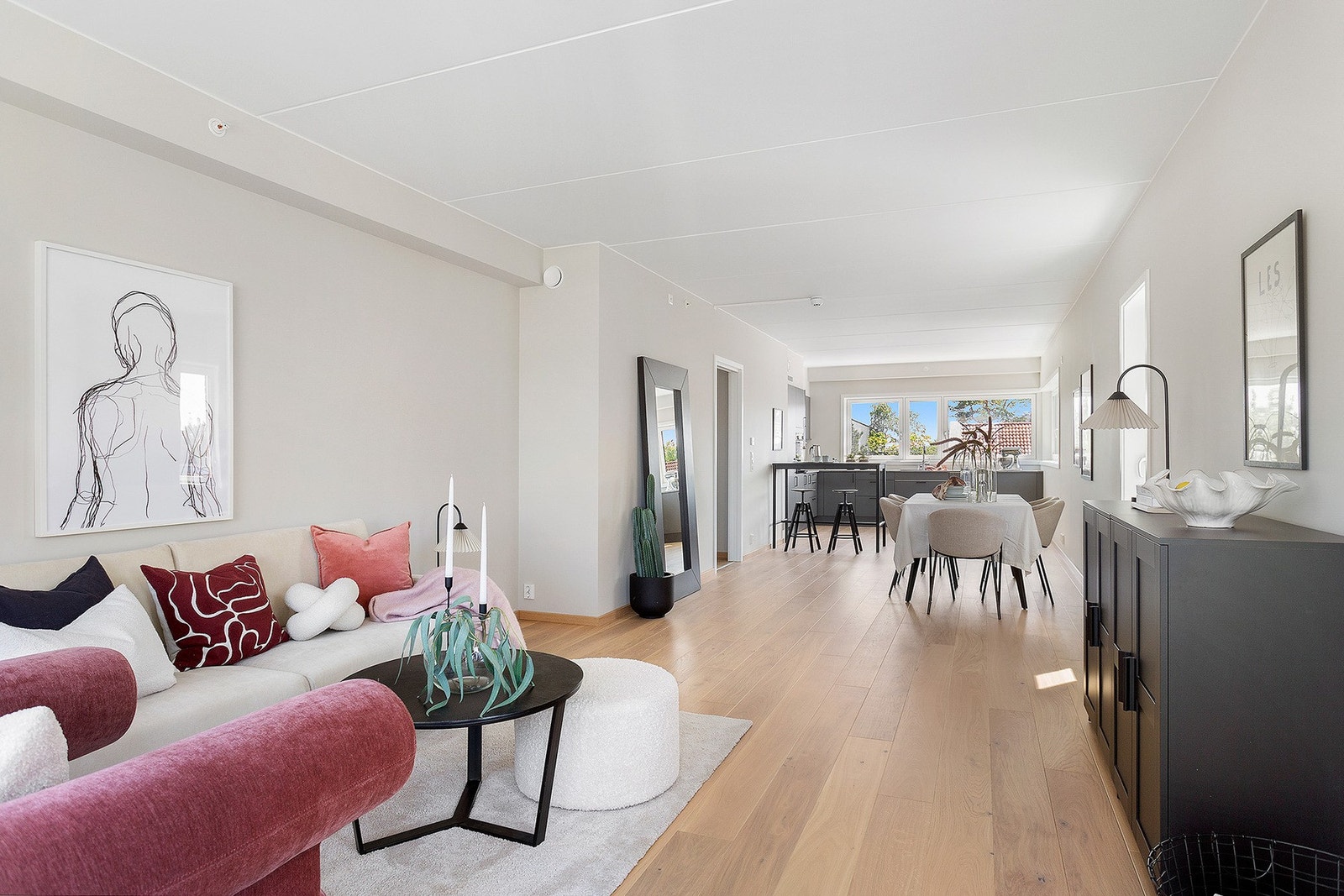 Stuen har en åpen løsning med kjøkkenet som bidrar til å skape en større sosial sone i leiligheten Galleribilde