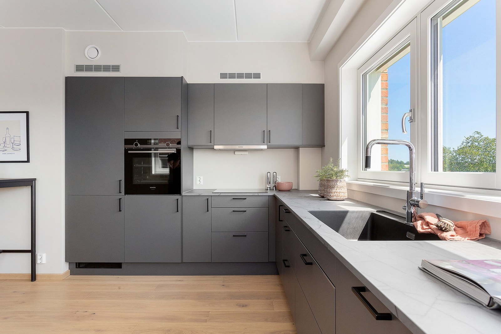 Kjøkkenet byr på masse benk- og skapplass til matlaging og oppbevaring av kjøkkenutstyr Galleribilde