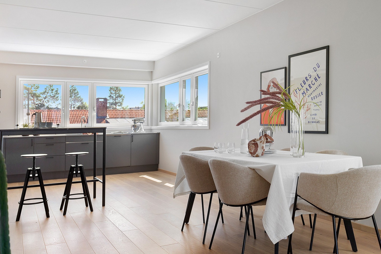 Mellom stue og kjøkken er det god plass til å innrede med langbord eller annen ønsket spisegruppe Galleribilde