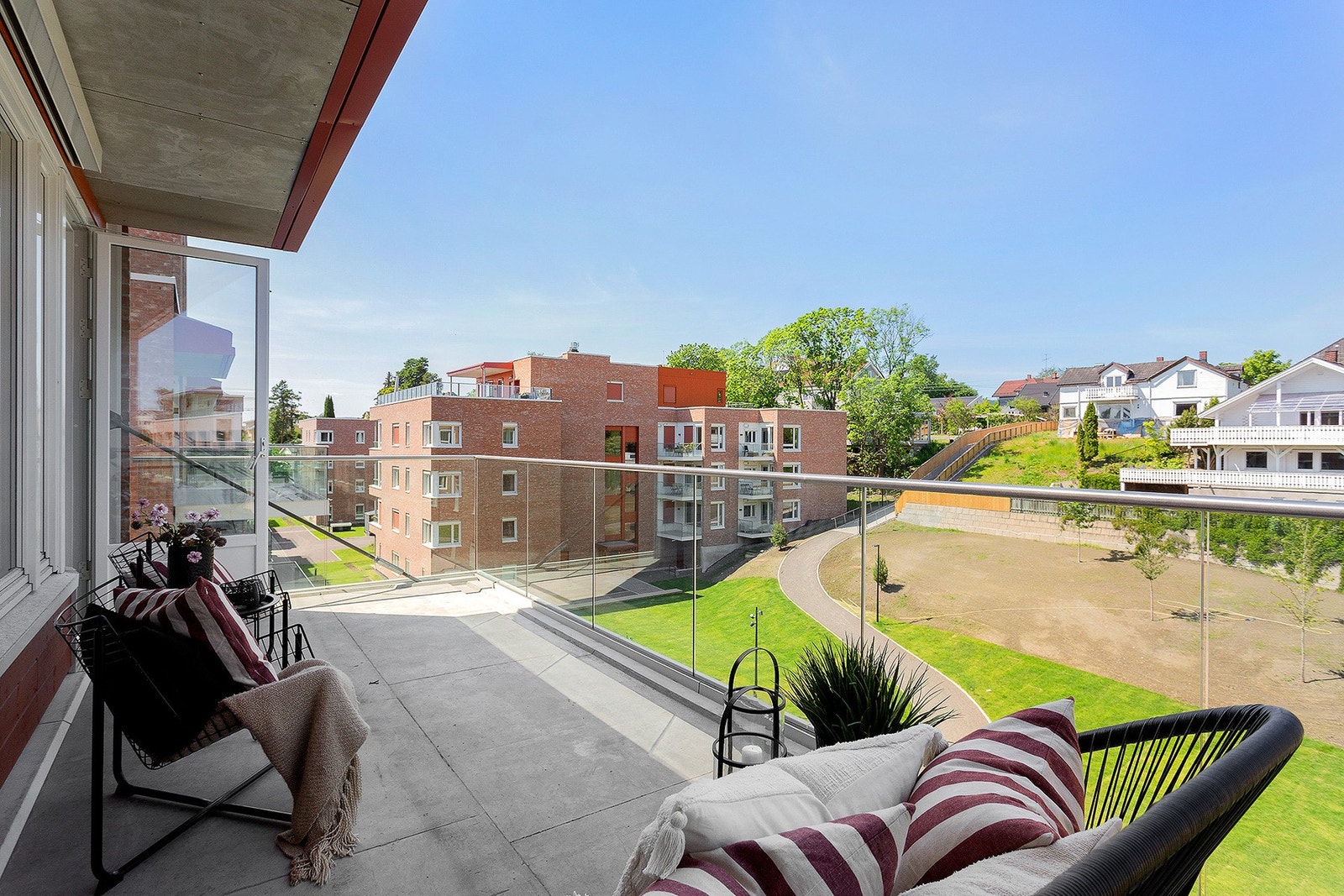 Balkongen er romslig og har god plass til å innrede med grill og annet ønsket utemøblement - fint utsyn over fellesarealene Galleribilde