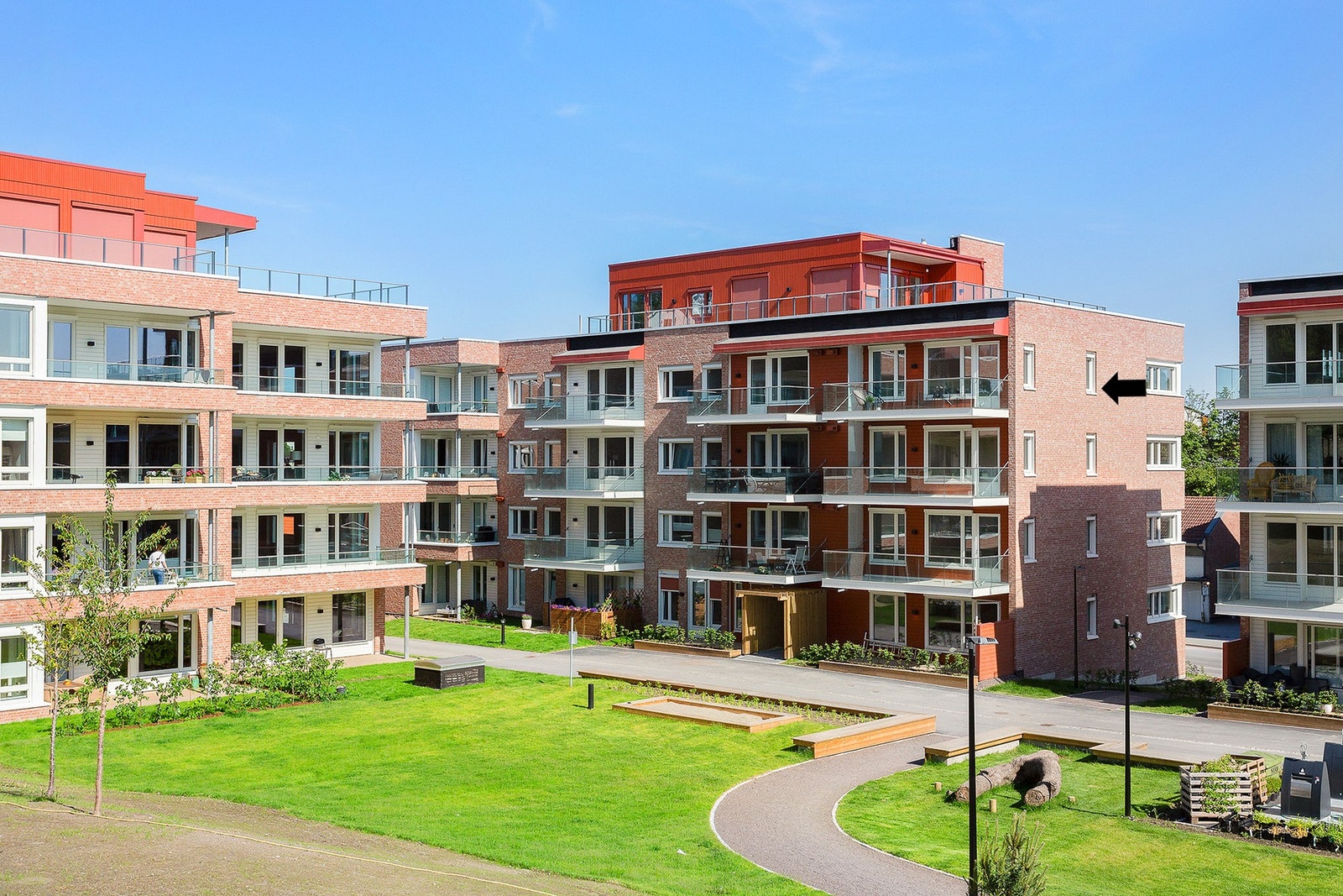 Leiligheten ligger i et veletablert område med kort vei til offentlig transport, diverse skole- og barnehagetilbud og nødvendige fasiliteter Galleribilde