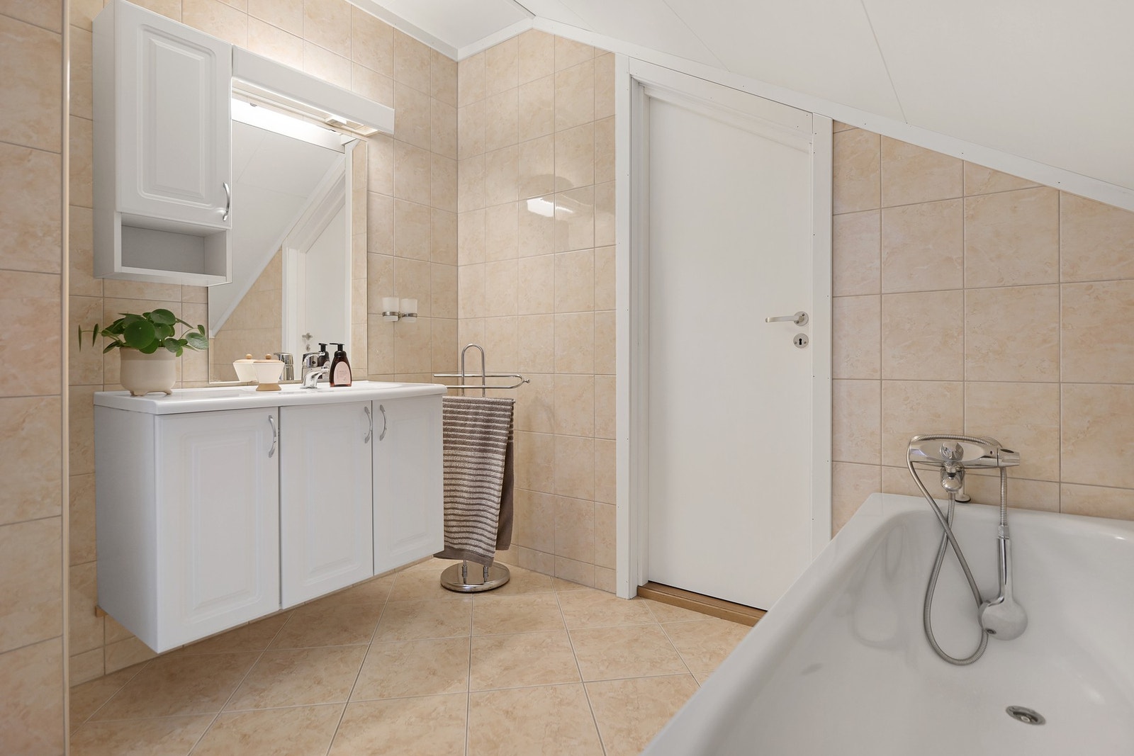 Baderommet i 2. etasje har både badekar og god skapplass. Galleribilde