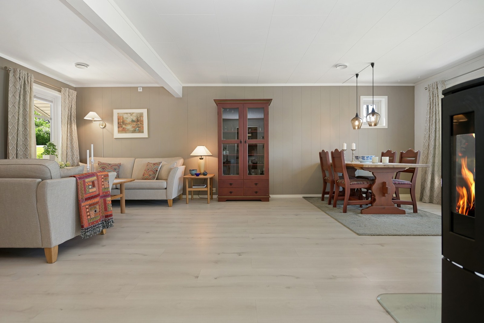 Lys og romslig stue med god plass til sofakrok og spisestue. Galleribilde