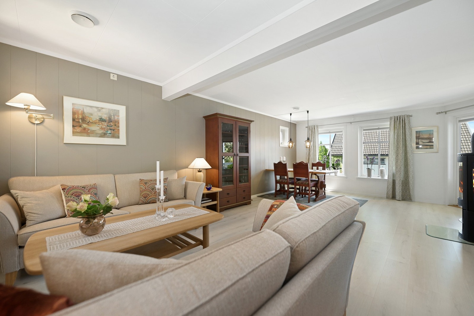 Det er varmekabler i hele 1. etasje utenom bod. Galleribilde