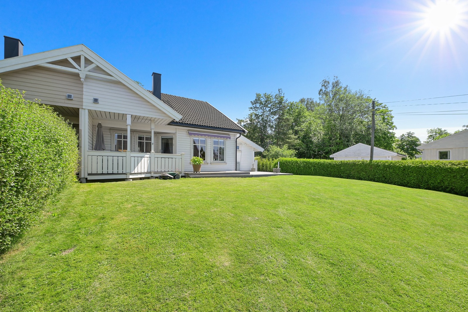 Eiendommen inneholder et stort og fint uteområde. Galleribilde