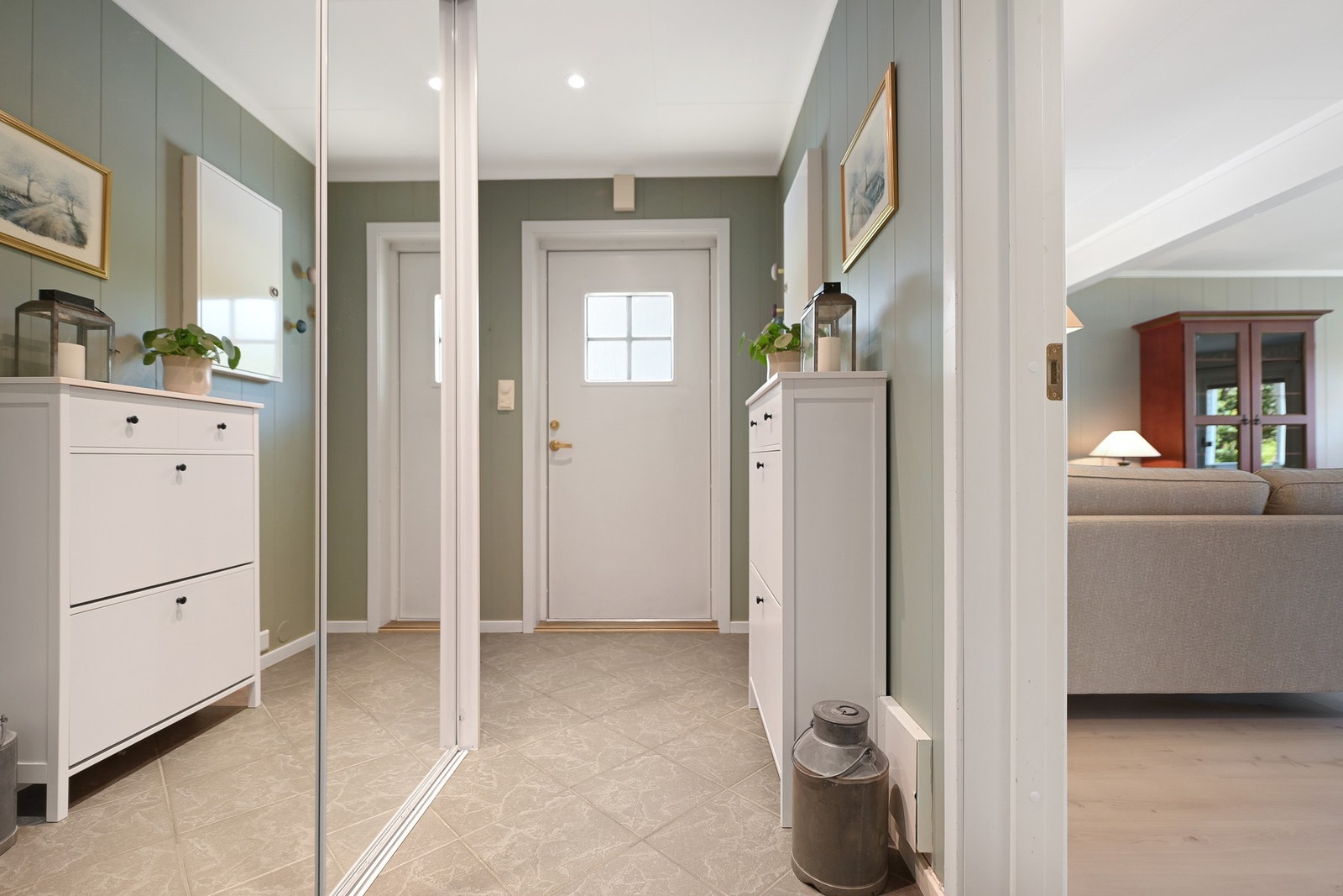 Romslig entré med en stor skyvedørsgarderobe. Galleribilde