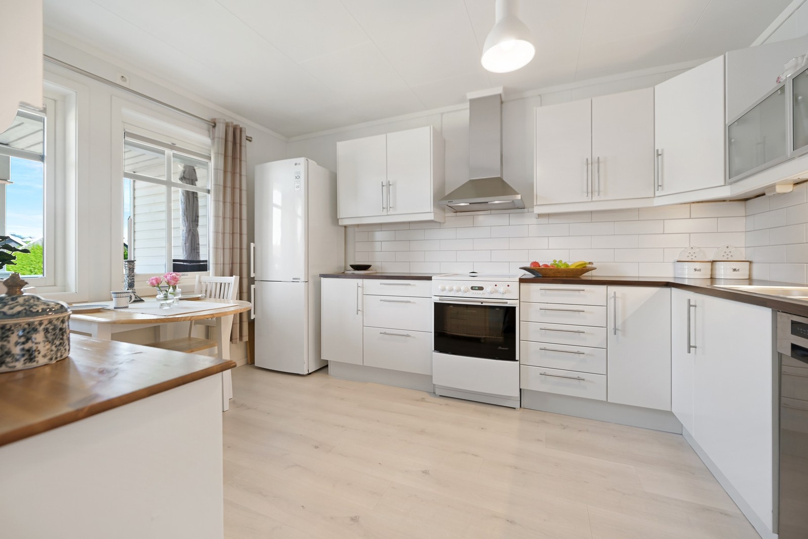 Kjøkkenet har god skapplass. Galleribilde