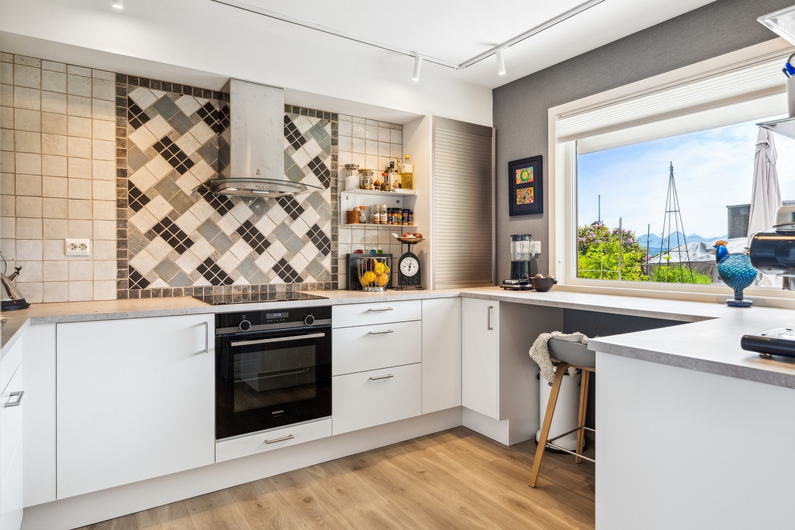 Kjøkkenet har integrerte hvitevarer og har mye benkeplass Galleribilde