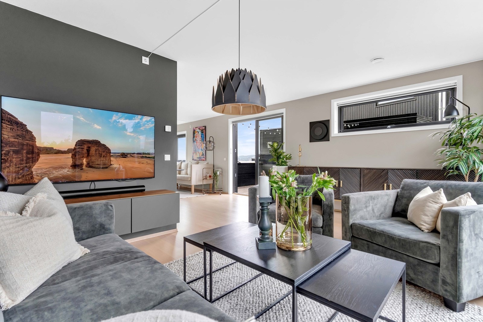 Rommet har pent malte vegg- og takflater, samt parkett på gulv. Galleribilde