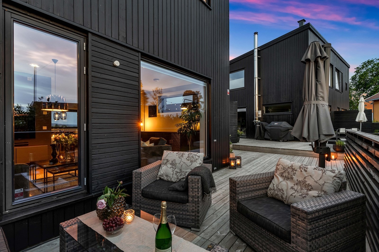 Det er god plass til flere sittegrupper, samt grill. Galleribilde