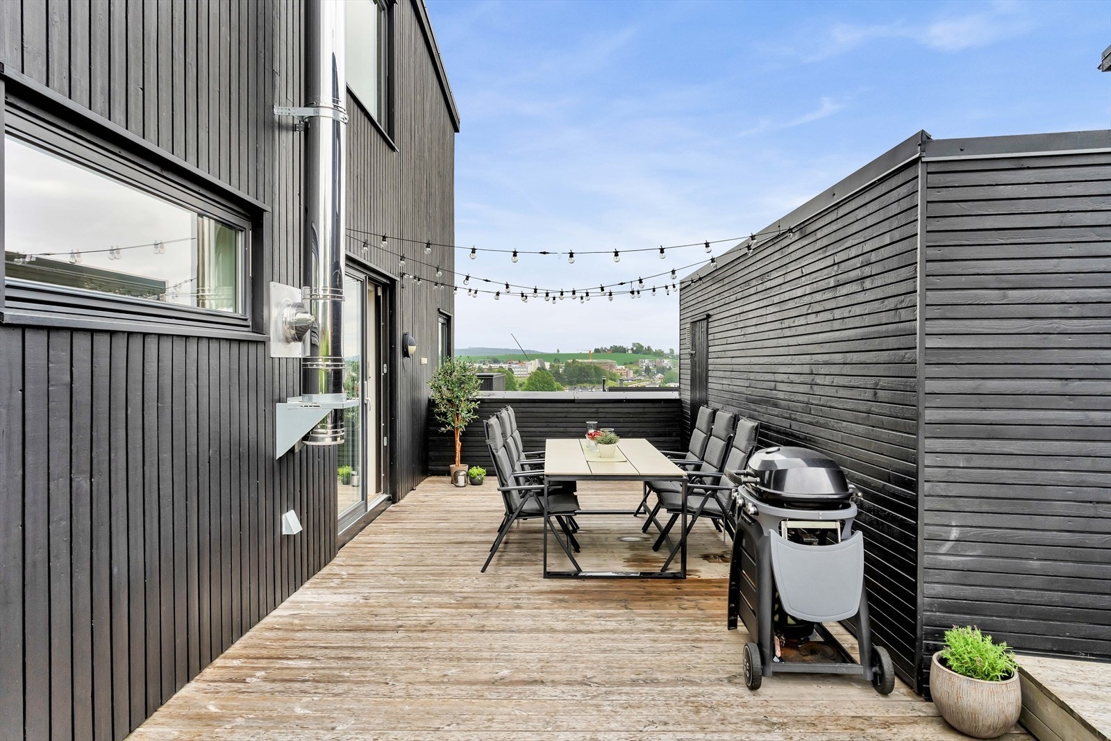 Fra terrassen er det tilgang til en utebod på 4 m². Galleribilde