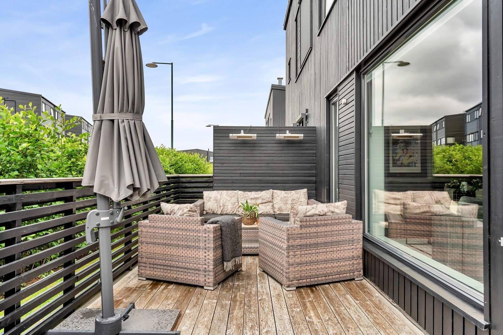 Det er plass til parasoll på terrassen. Galleribilde